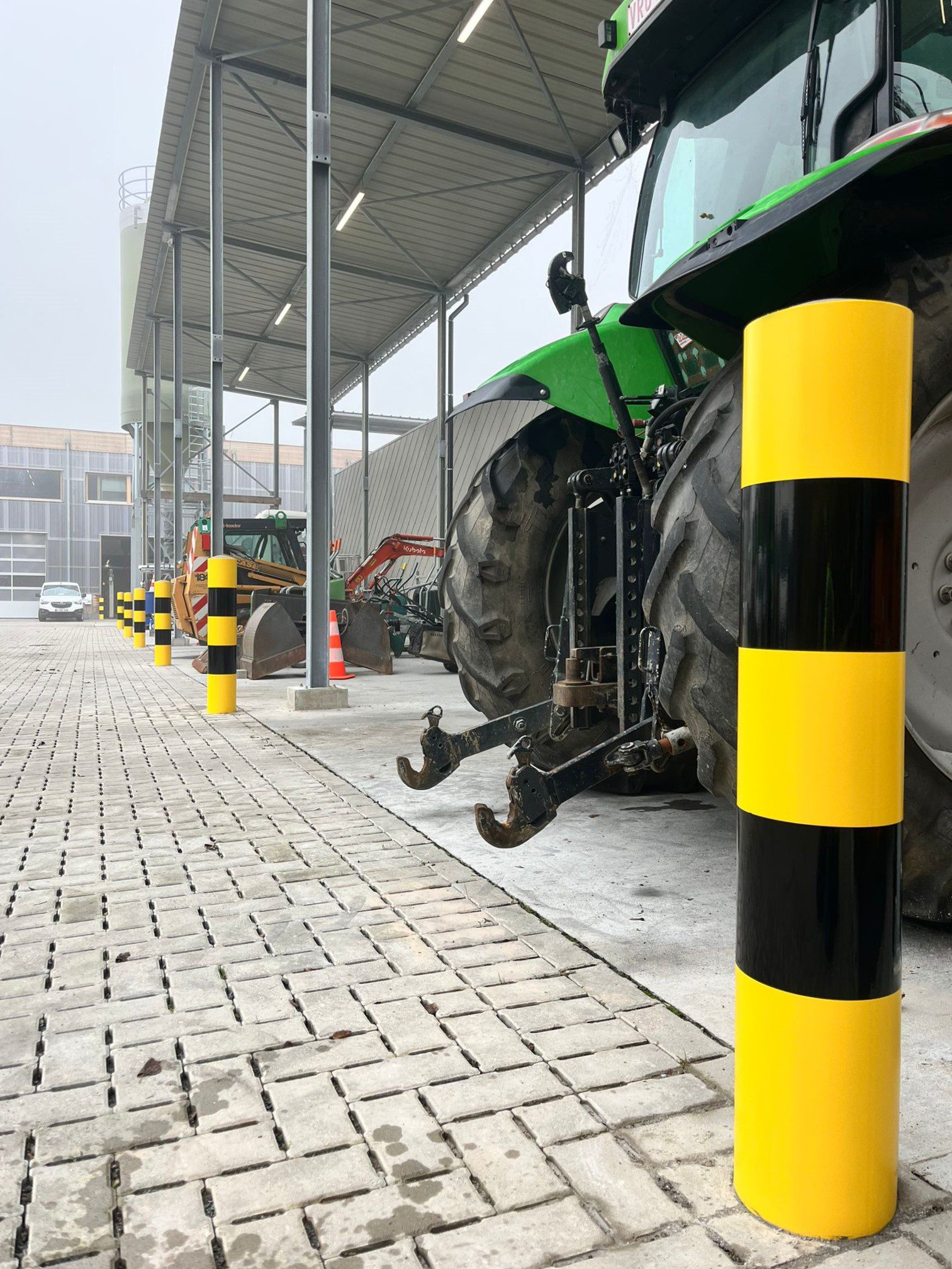 Stootpalen en beschermpalen in staal met geel-zwarte markering: eigen fabricage Evolut-ion