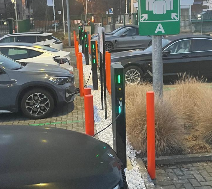 Parking met aanrijdbeveiliging en aanrijdpalen rond laadpalen: project uitgevoerd door Evolut-ion