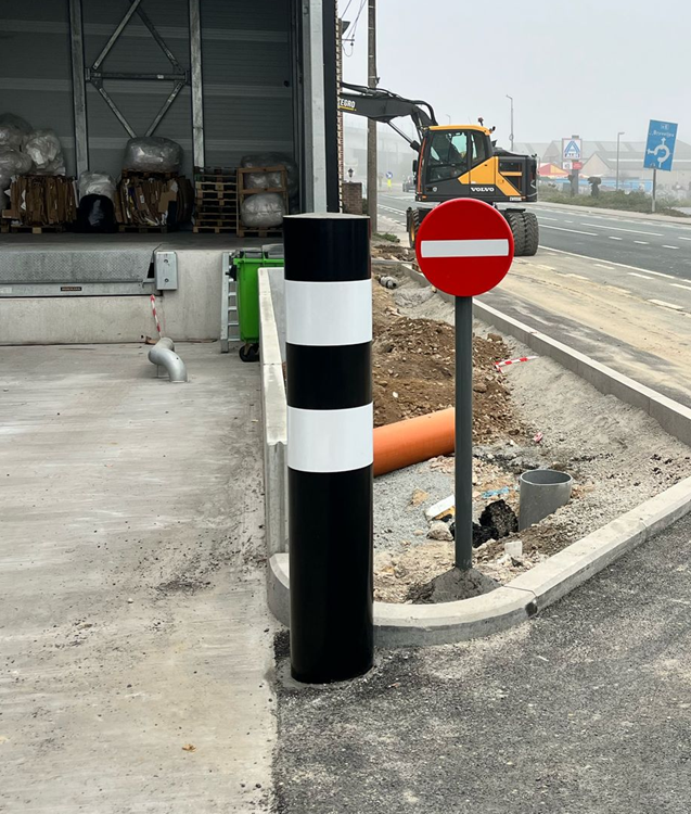 Rampaal in zwart met witte reflecterende strepen: zware aanrijdbeveiliging