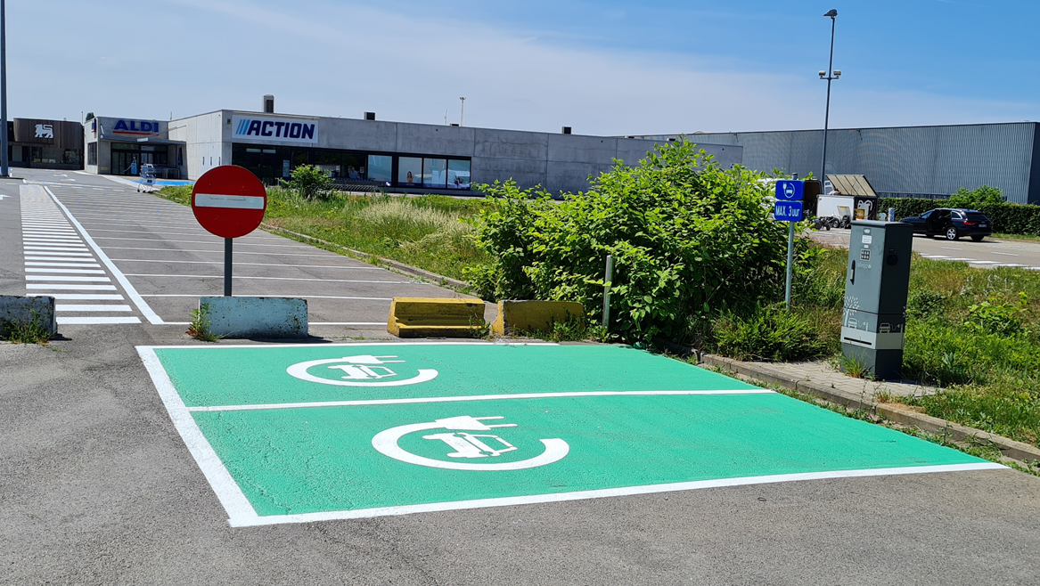 EV-markering en groene laadpaalzone op parking: aangebracht door Evolut-ion