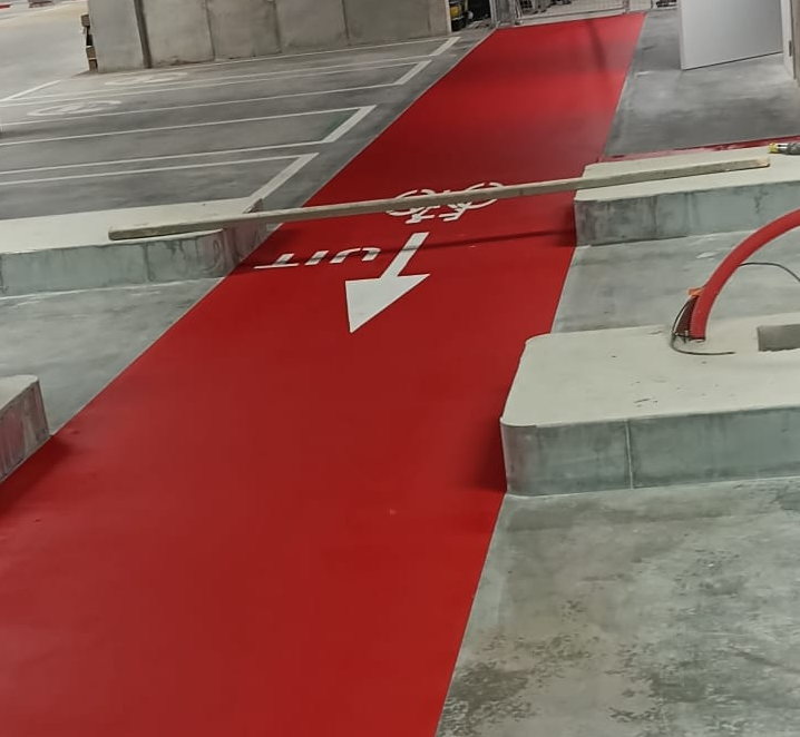 PMMA-belijning in rode kleur in parkeergarage AZ Diest: lift aanduiding