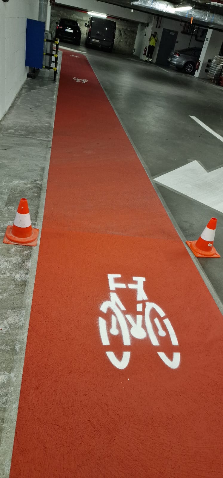 PMMA fietspad met fietspictogram in ondergrondse garage: anti-slip toepassing