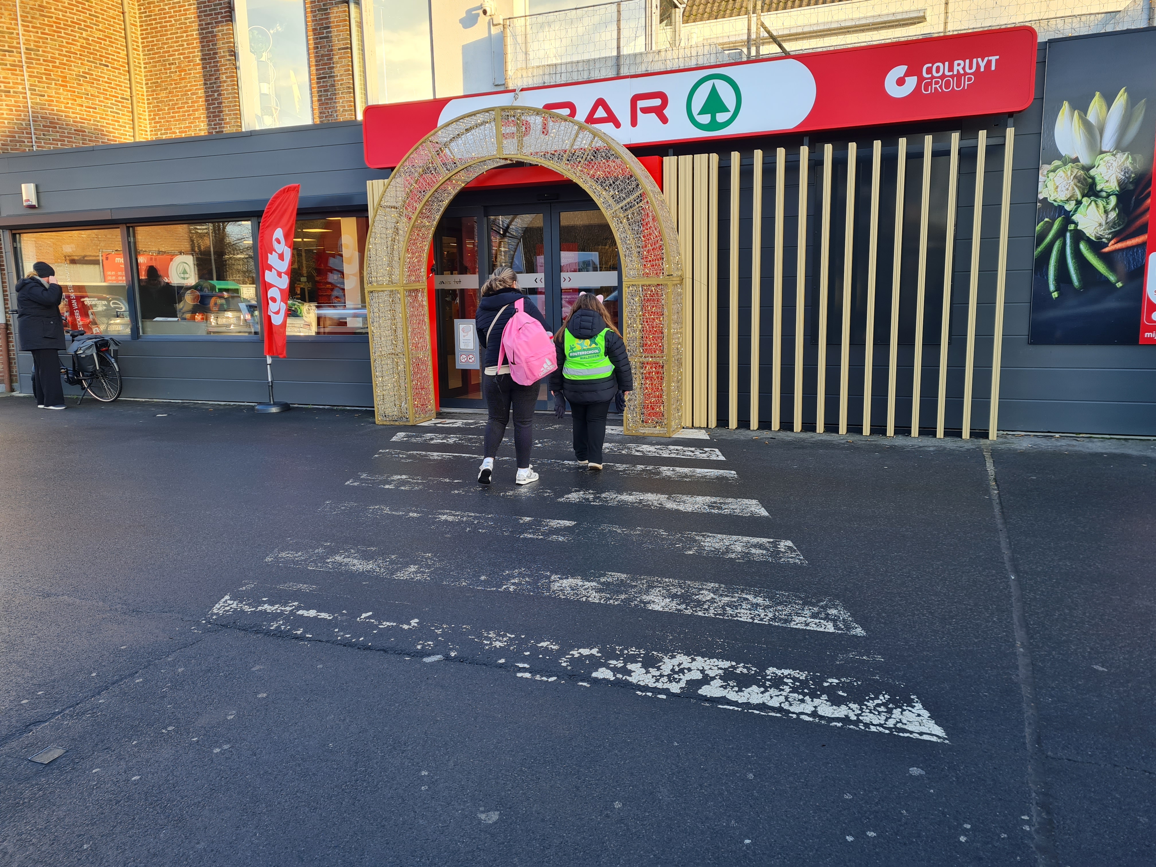 SPAR parking voor renovatie: versleten zebrapad