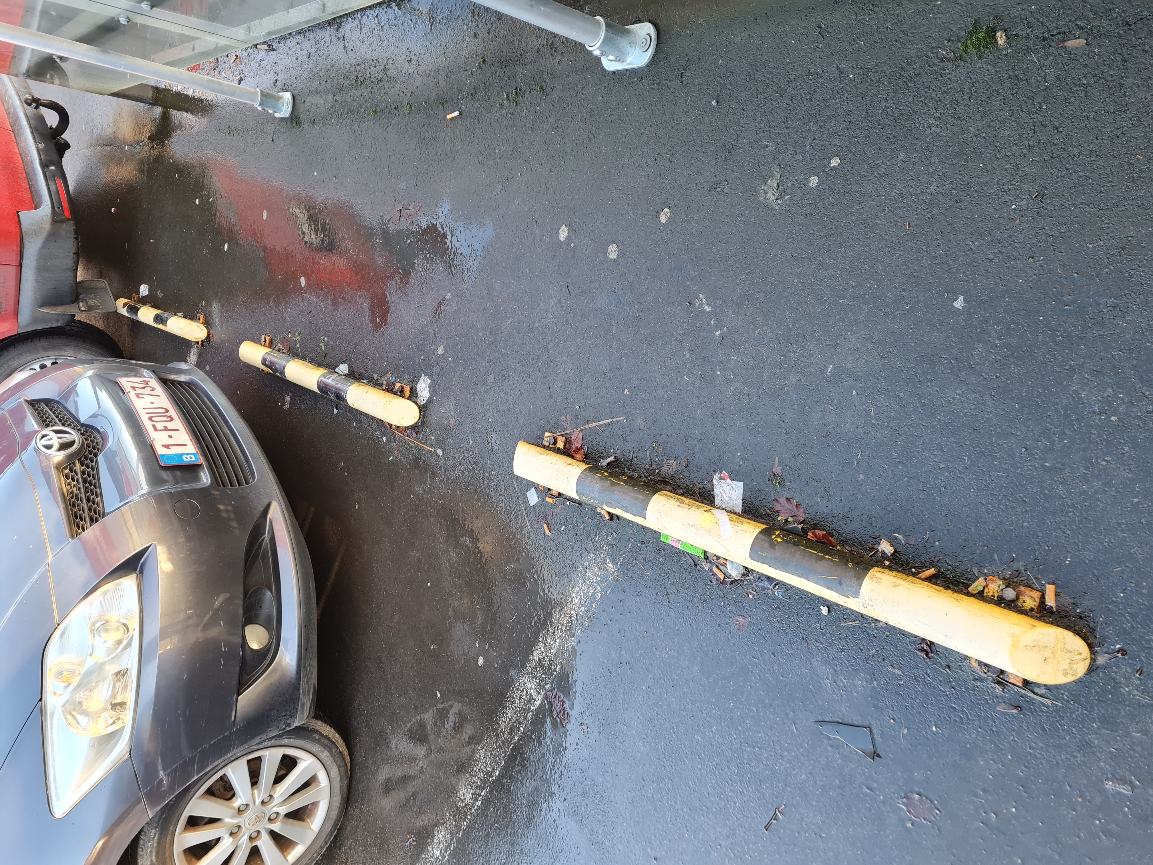 SPAR parking voor renovatie: beschadigde parkeerbegrenzers