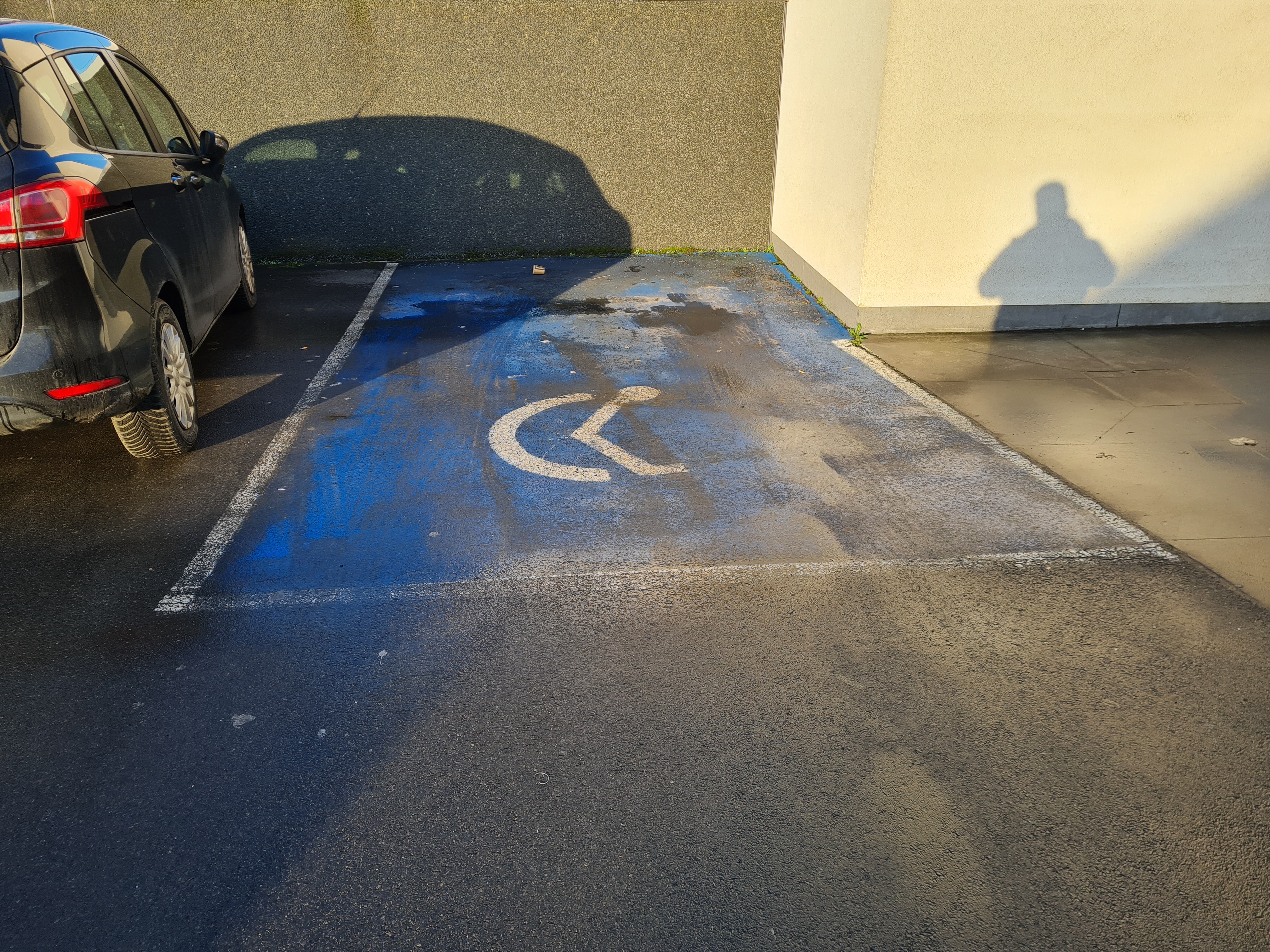 SPAR parking voor renovatie: versleten mindervalide symbool