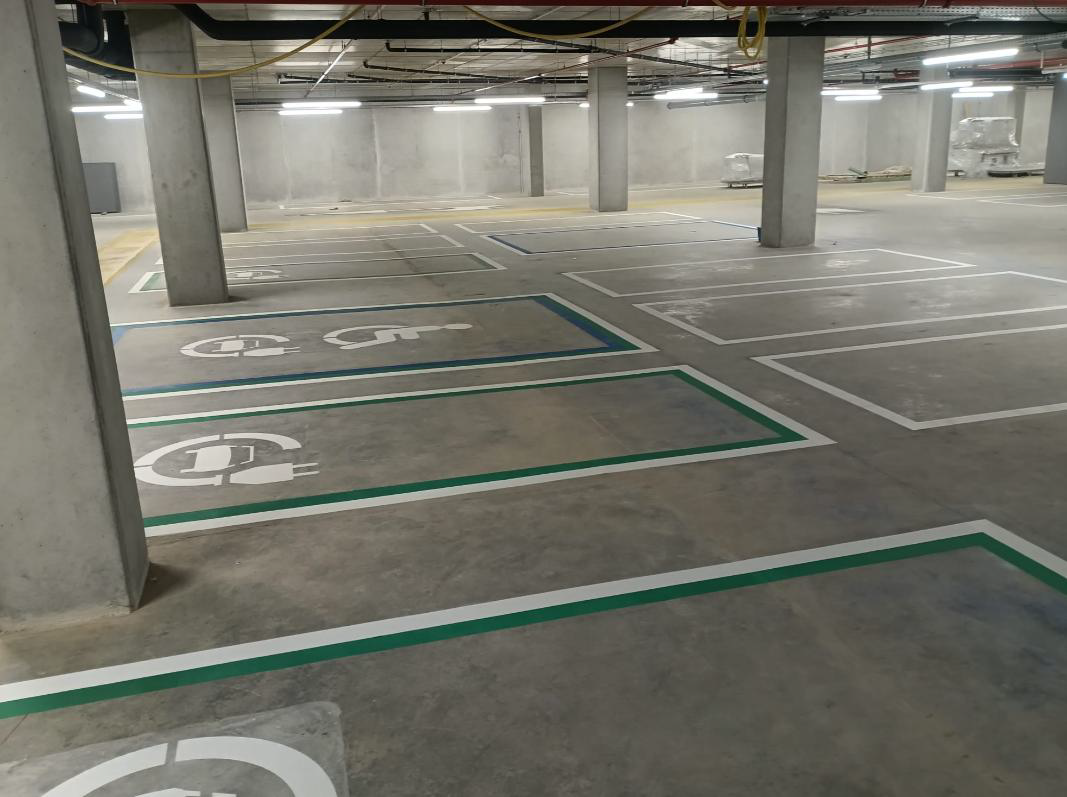 Strakke belijning van parkeervakken op buitenparking