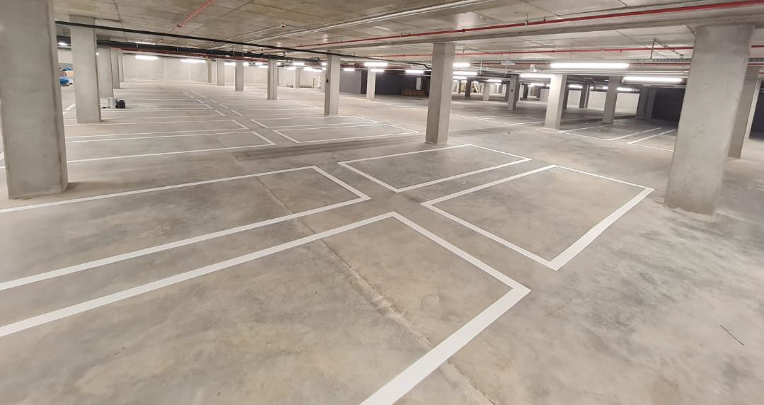 Pijlen en rijstrookmarkering op parking voor verkeersgeleiding