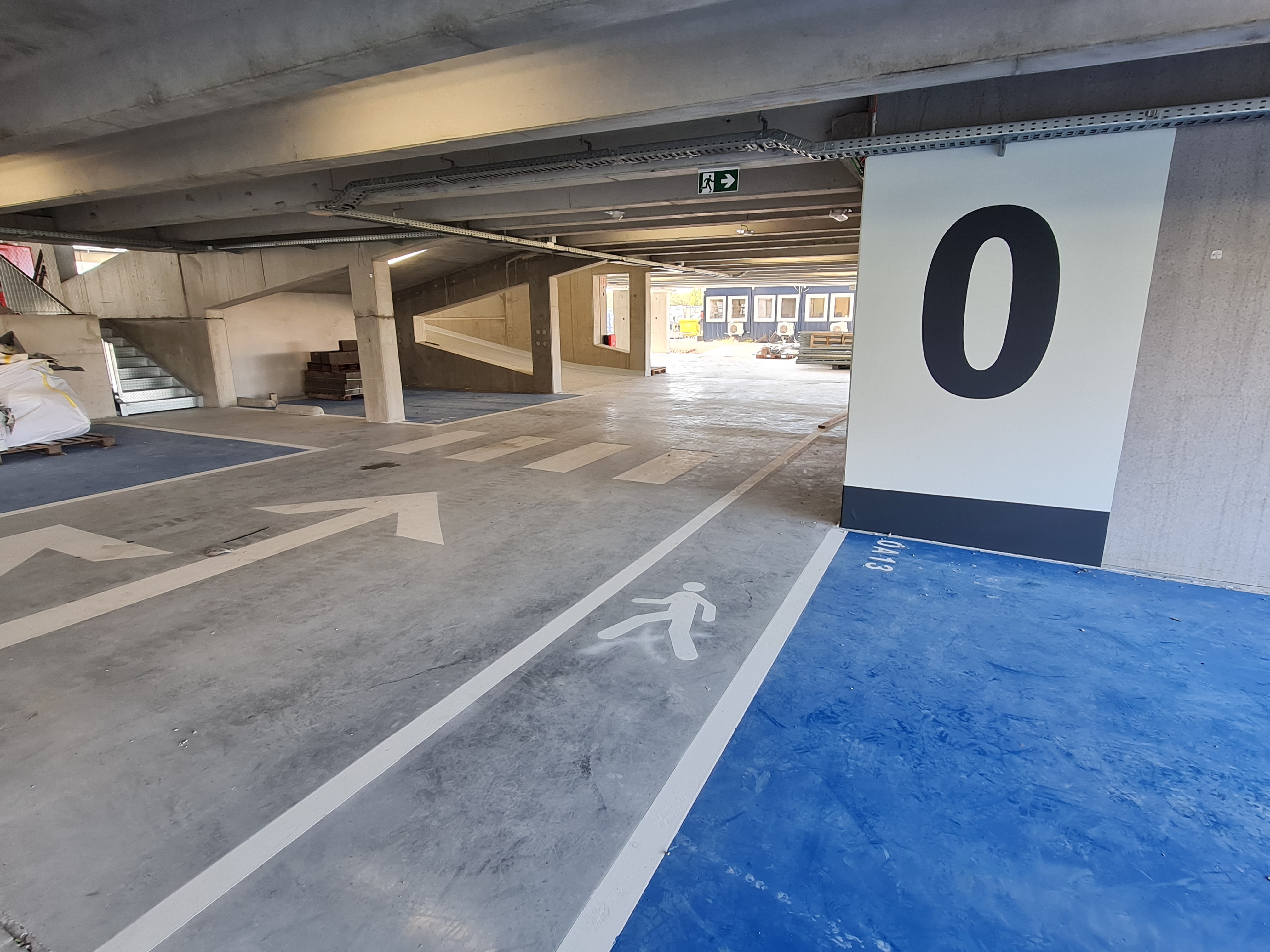 Mindervalide symbool en pictogrammen op parkeerterrein
