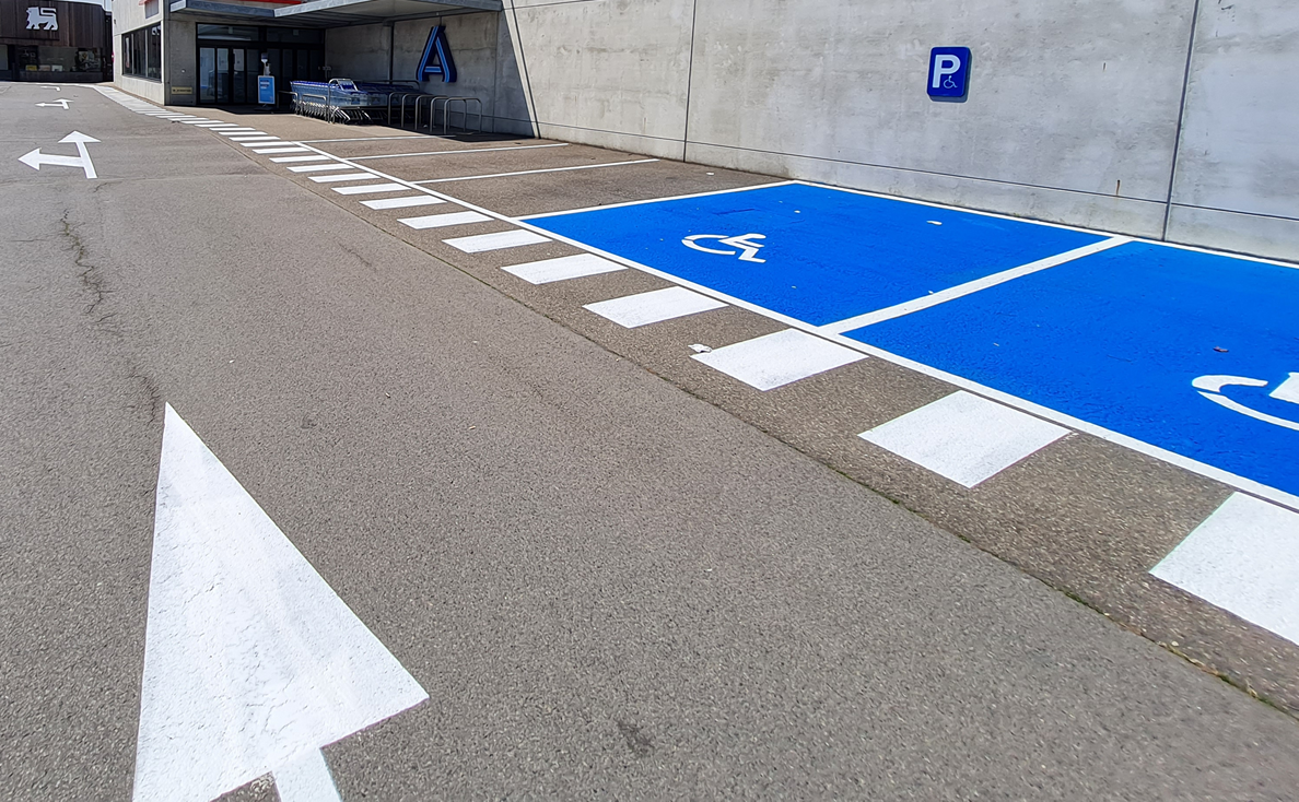Voetgangersoversteek en zebrapad op bedrijfsterrein