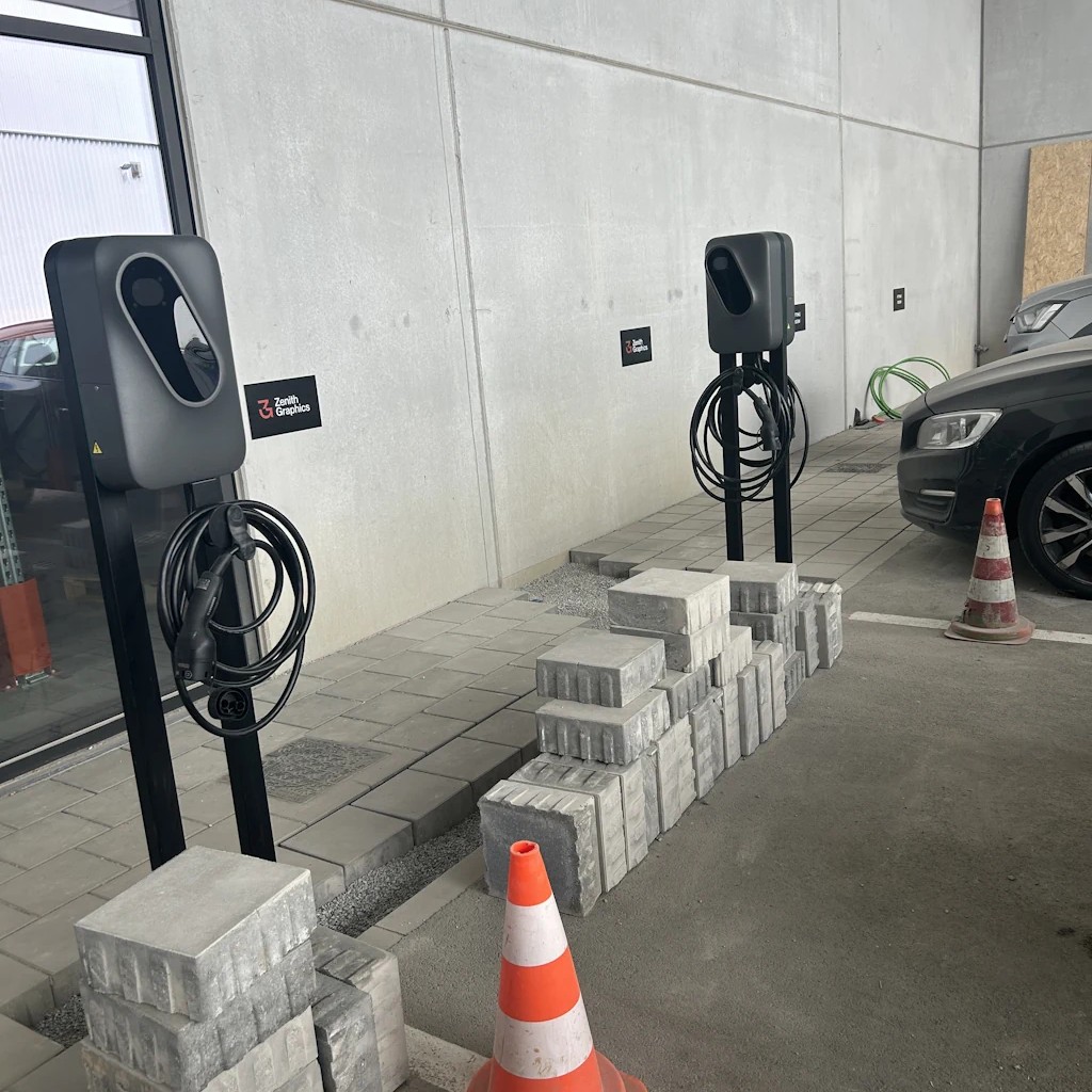 Twee Etrel Inch Pro laadpalen ge&iuml;nstalleerd bij een VME-parking