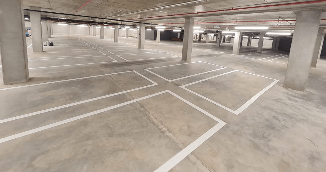 Ondergrondse parkeergarage van een appartementsgebouw met belijning, klaar voor laadinfrastructuur